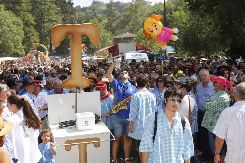 Miles de personas se han congregado en el campo de la fiesta para festejar San Timoteo. La popular cita luarquesa comenzó en el centro de la villa, donde se dieron cita los romeros para caminar juntos hasta la capilla.