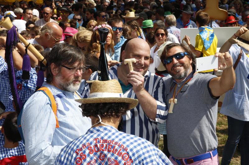 Miles de personas se han congregado en el campo de la fiesta para festejar San Timoteo. La popular cita luarquesa comenzó en el centro de la villa, donde se dieron cita los romeros para caminar juntos hasta la capilla.