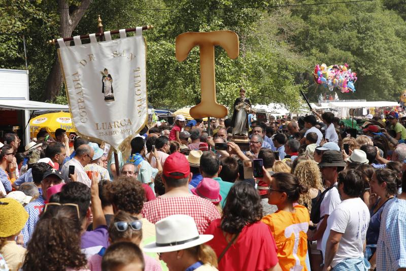 Miles de personas se han congregado en el campo de la fiesta para festejar San Timoteo. La popular cita luarquesa comenzó en el centro de la villa, donde se dieron cita los romeros para caminar juntos hasta la capilla.