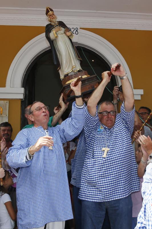 Miles de personas se han congregado en el campo de la fiesta para festejar San Timoteo. La popular cita luarquesa comenzó en el centro de la villa, donde se dieron cita los romeros para caminar juntos hasta la capilla.