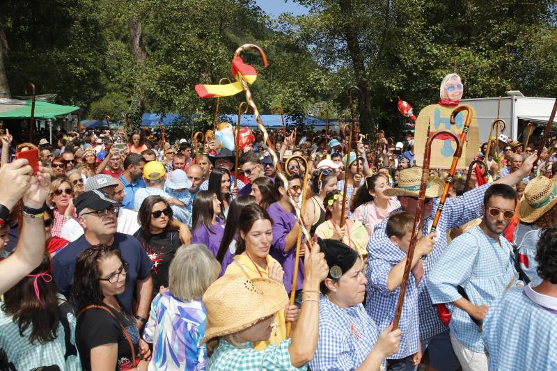 Miles de personas se han congregado en el campo de la fiesta para festejar San Timoteo. La popular cita luarquesa comenzó en el centro de la villa, donde se dieron cita los romeros para caminar juntos hasta la capilla.