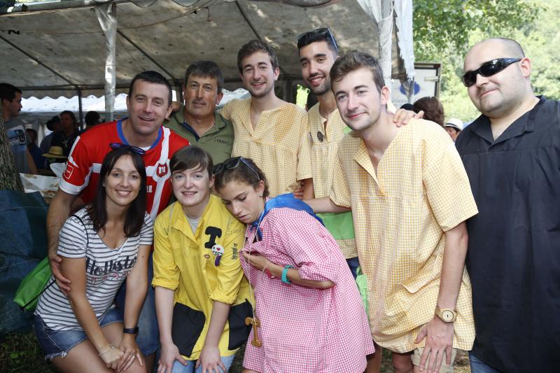 Miles de personas se han congregado en el campo de la fiesta para festejar San Timoteo. La popular cita luarquesa comenzó en el centro de la villa, donde se dieron cita los romeros para caminar juntos hasta la capilla.