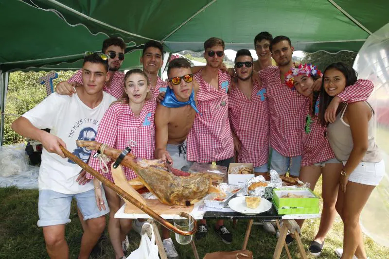 Miles de personas se han congregado en el campo de la fiesta para festejar San Timoteo. La popular cita luarquesa comenzó en el centro de la villa, donde se dieron cita los romeros para caminar juntos hasta la capilla.