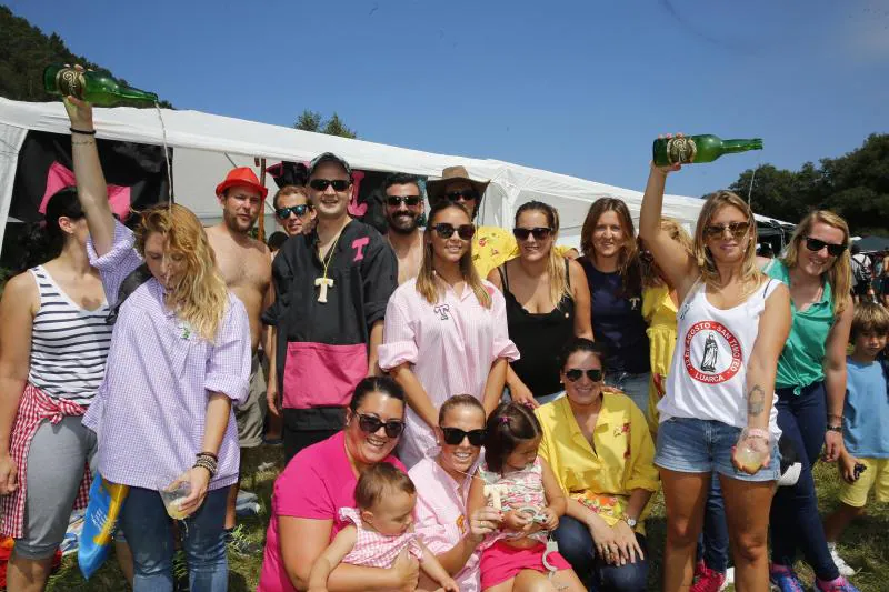 Miles de personas se han congregado en el campo de la fiesta para festejar San Timoteo. La popular cita luarquesa comenzó en el centro de la villa, donde se dieron cita los romeros para caminar juntos hasta la capilla.