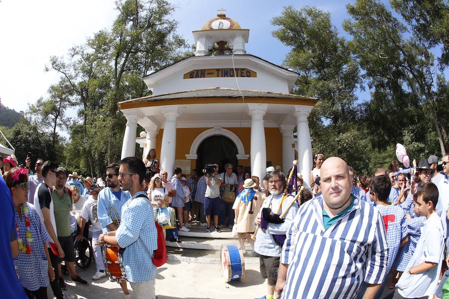 Miles de personas se han congregado en el campo de la fiesta para festejar San Timoteo. La popular cita luarquesa comenzó en el centro de la villa, donde se dieron cita los romeros para caminar juntos hasta la capilla.