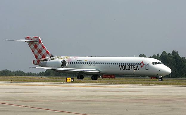 Un avión de Volotea en Santiago del Monte