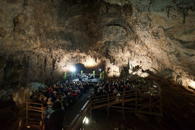 El público llenó la riosellana Cueva de Ardines para asistir al concierto.