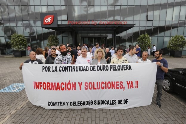 Concentración ante la sede de Duro Felguera en Gijón