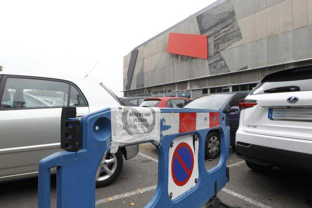 Señal de prohibición de estacionamiento en el aparcamiento de El Molinón para el fin de semana. 