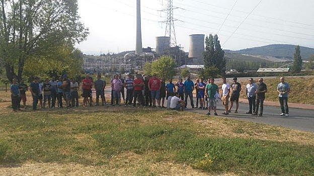 Los mineros bloquean por tercer día consecutivo la entrada de carbón en la central. 