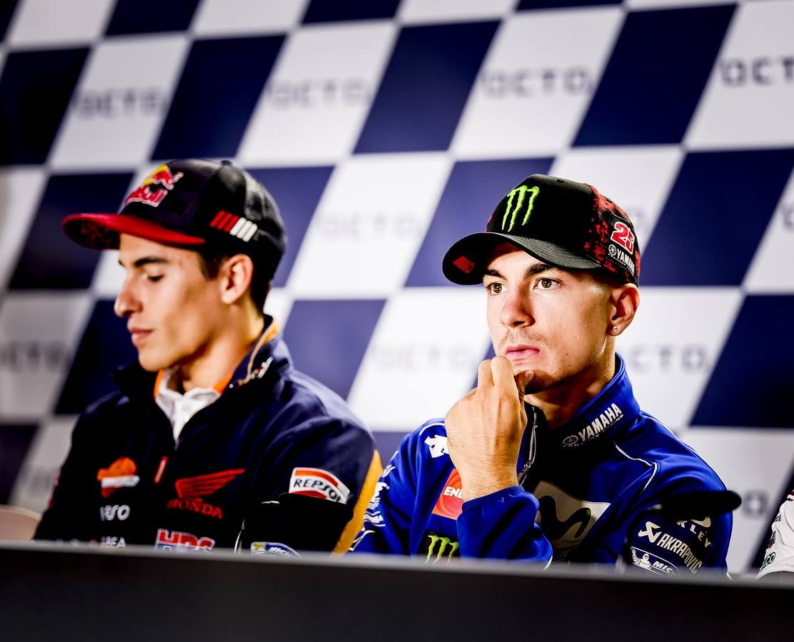 Maverick Viñales, con gesto serio, junto a Marc Márquez.