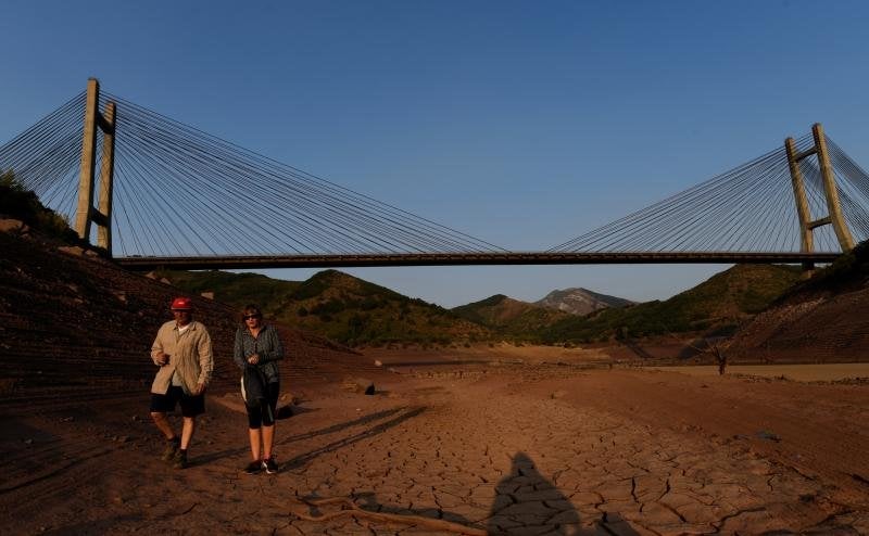 El embalse de Barrios de Luna, sin agua.