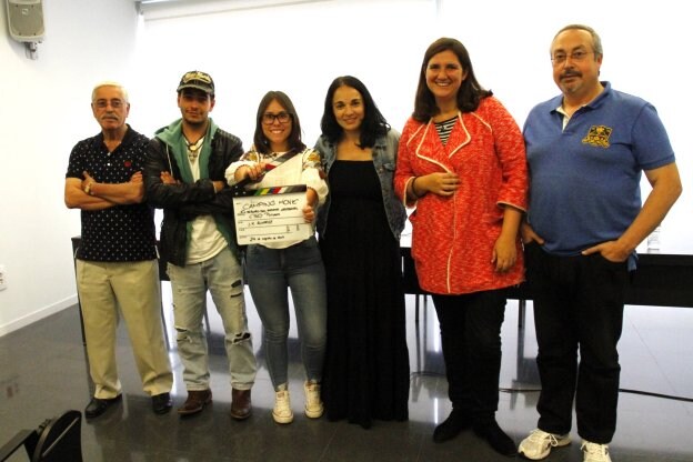 J. K. Álvarez, segundo por la izquierda, junto a representantes del elenco, producción, Ayuntamiento y del camping Las Gaviotas. 