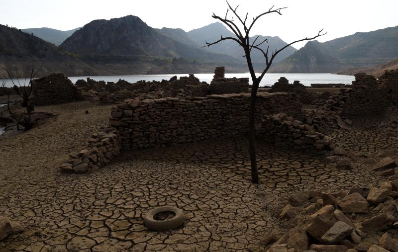 El embalse de Barrios de Luna, sin agua