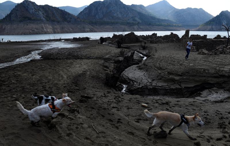 El embalse de Barrios de Luna, sin agua