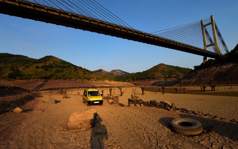 El embalse de Barrios de Luna, sin agua