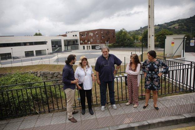Emilio León, a la izquierda, conversa con Pepa Marzo y Jose Luis Raventós de SOS Ictus, con Flor Baldó de Proyecto Asturies y con la edil langreana Rosario Hernández. 