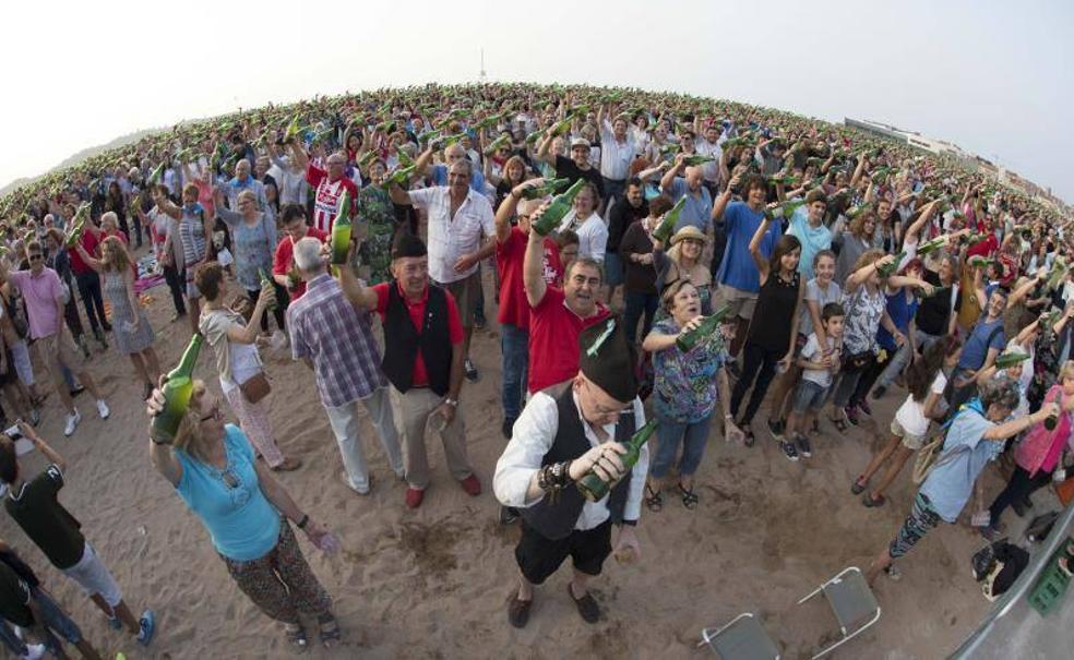 Algunos de los 9.403 escanciadores que han llenado la playa de Poniente.