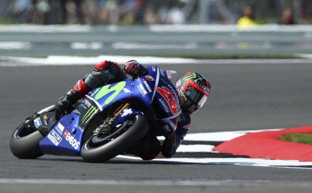 Maverick Viñales rueda en el trazado británico. 