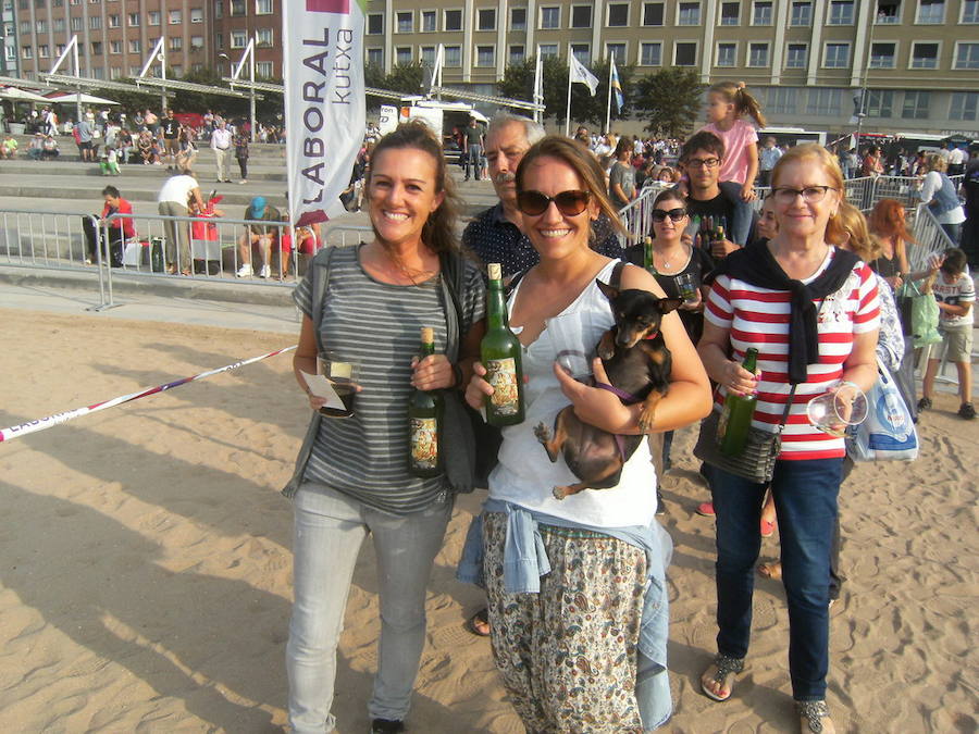 ¿Estuviste en el récord de escanciado simultáneo de 2017? ¡Búscate! (5)