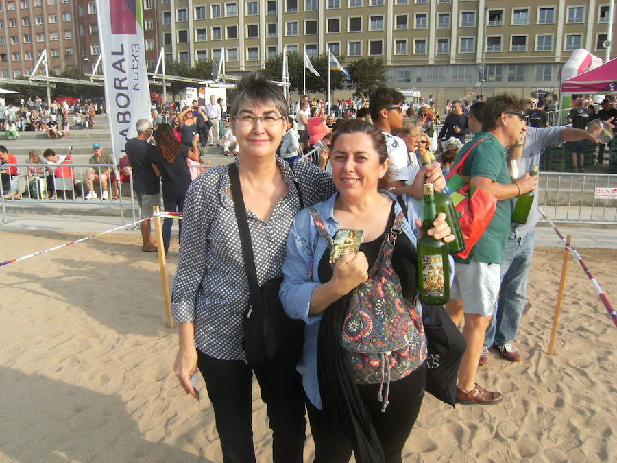 ¿Estuviste en el récord de escanciado simultáneo de 2017? ¡Búscate! (5)