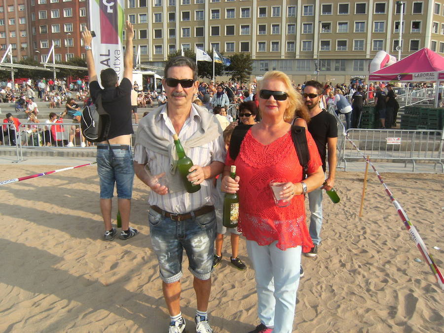 ¿Estuviste en el récord de escanciado simultáneo de 2017? ¡Búscate! (5)