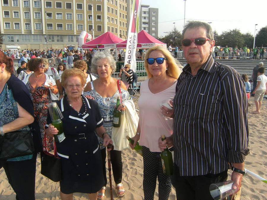 ¿Estuviste en el récord de escanciado simultáneo de 2017? ¡Búscate! (5)