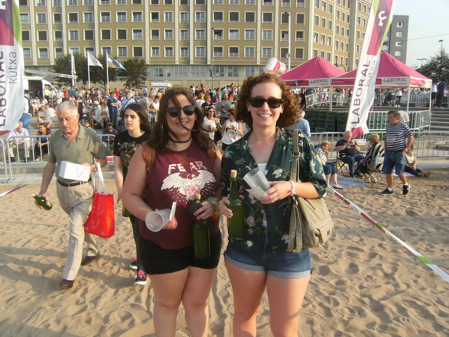 ¿Estuviste en el récord de escanciado simultáneo de 2017? ¡Búscate! (5)