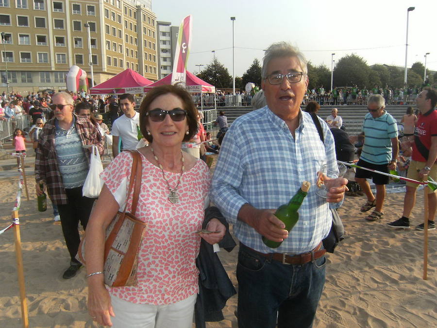 ¿Estuviste en el récord de escanciado simultáneo de 2017? ¡Búscate! (5)