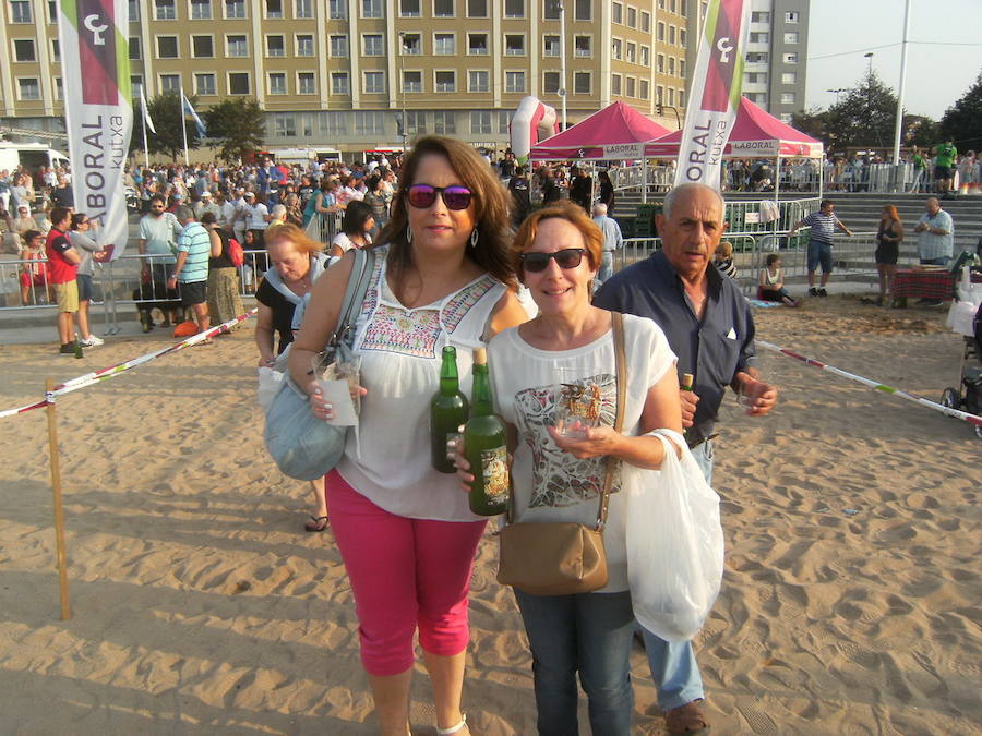 ¿Estuviste en el récord de escanciado simultáneo de 2017? ¡Búscate! (5)