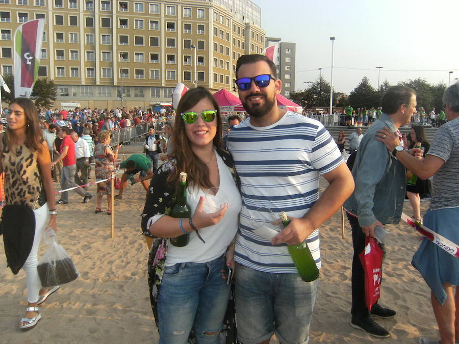 ¿Estuviste en el récord de escanciado simultáneo de 2017? ¡Búscate! (5)