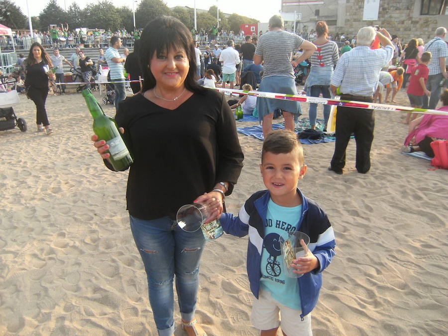 ¿Estuviste en el récord de escanciado simultáneo de 2017? ¡Búscate! (5)