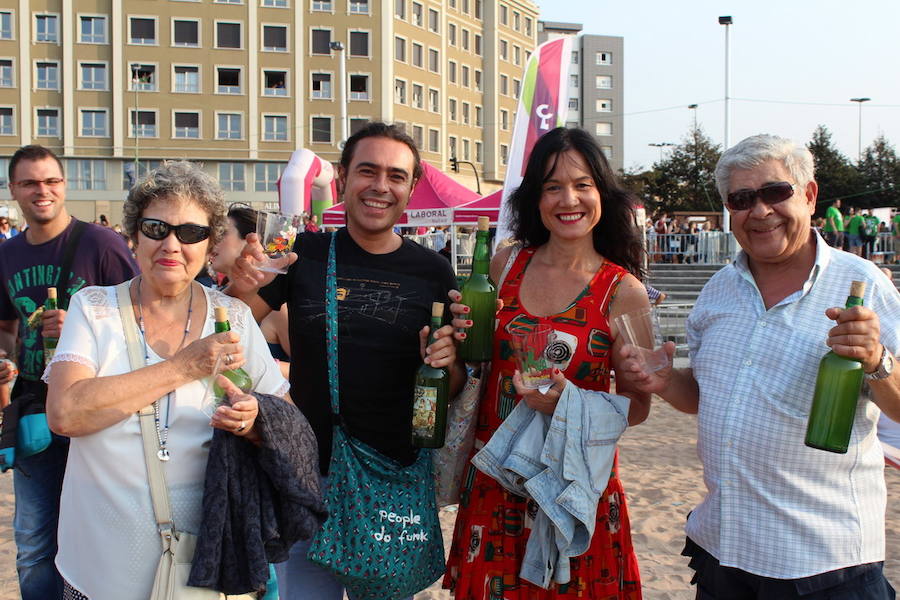 ¿Estuviste en el récord de escanciado simultáneo de 2017? ¡Búscate! (4)