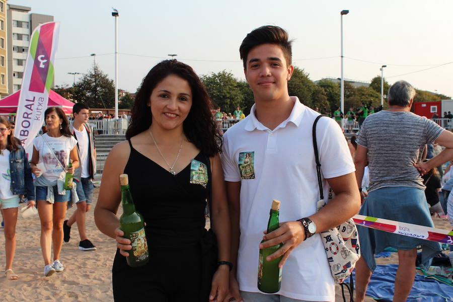 ¿Estuviste en el récord de escanciado simultáneo de 2017? ¡Búscate! (4)