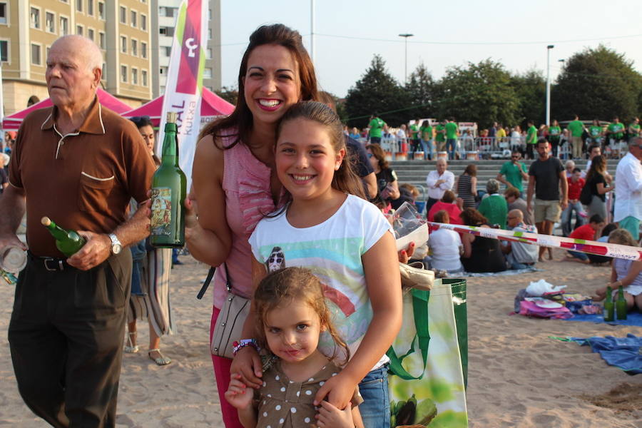 ¿Estuviste en el récord de escanciado simultáneo de 2017? ¡Búscate! (4)