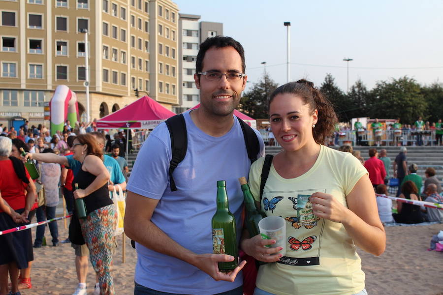 ¿Estuviste en el récord de escanciado simultáneo de 2017? ¡Búscate! (4)