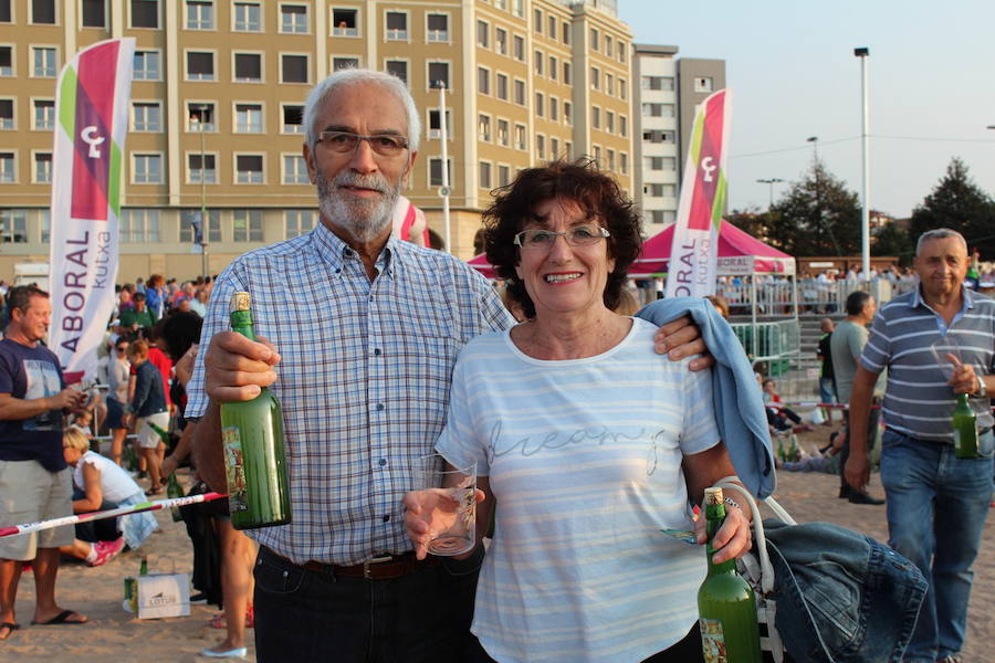 ¿Estuviste en el récord de escanciado simultáneo de 2017? ¡Búscate! (4)