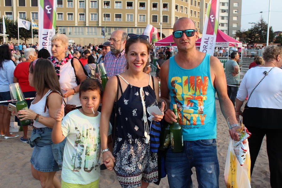 ¿Estuviste en el récord de escanciado simultáneo de 2017? ¡Búscate! (4)