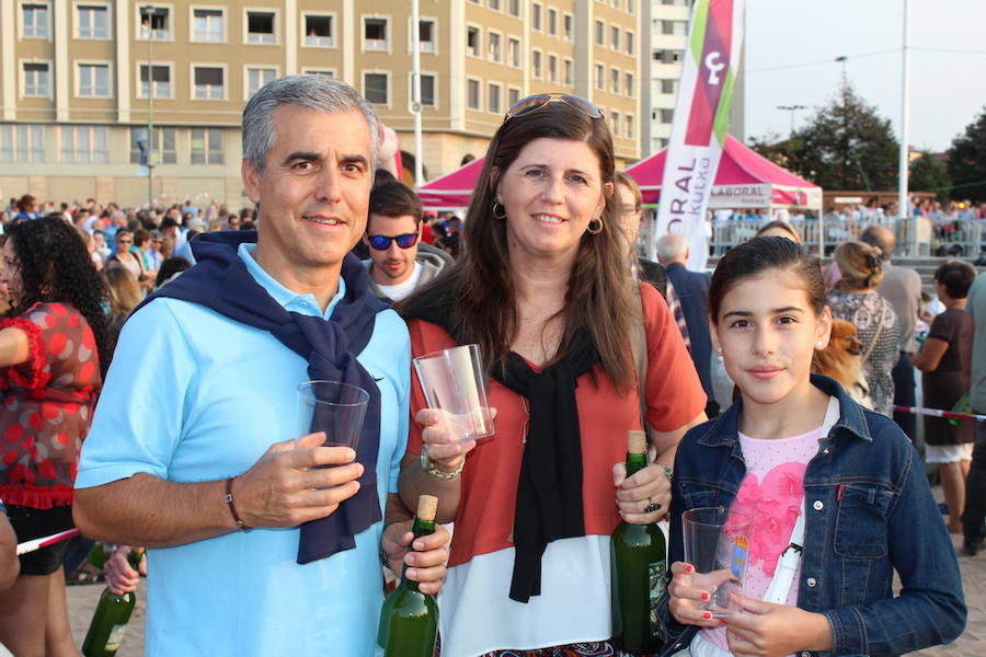 ¿Estuviste en el récord de escanciado simultáneo de 2017? ¡Búscate! (4)