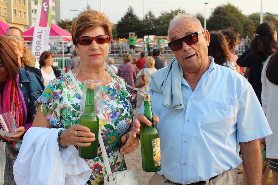 ¿Estuviste en el récord de escanciado simultáneo de 2017? ¡Búscate! (4)