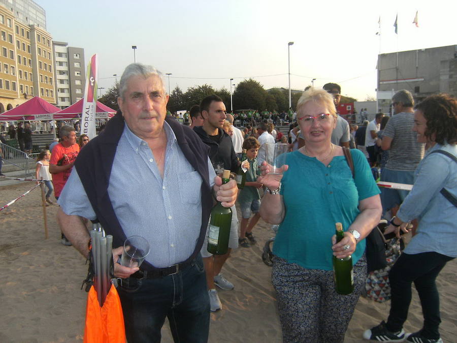 ¿Estuviste en el récord de escanciado simultáneo de 2017? ¡Búscate! (6)