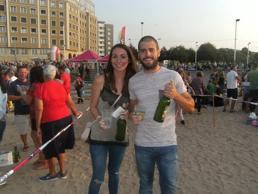 ¿Estuviste en el récord de escanciado simultáneo de 2017? ¡Búscate! (6)