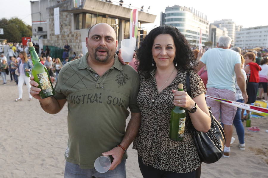 ¿Estuviste en el récord de escanciado simultáneo de 2017? ¡Búscate! (6)