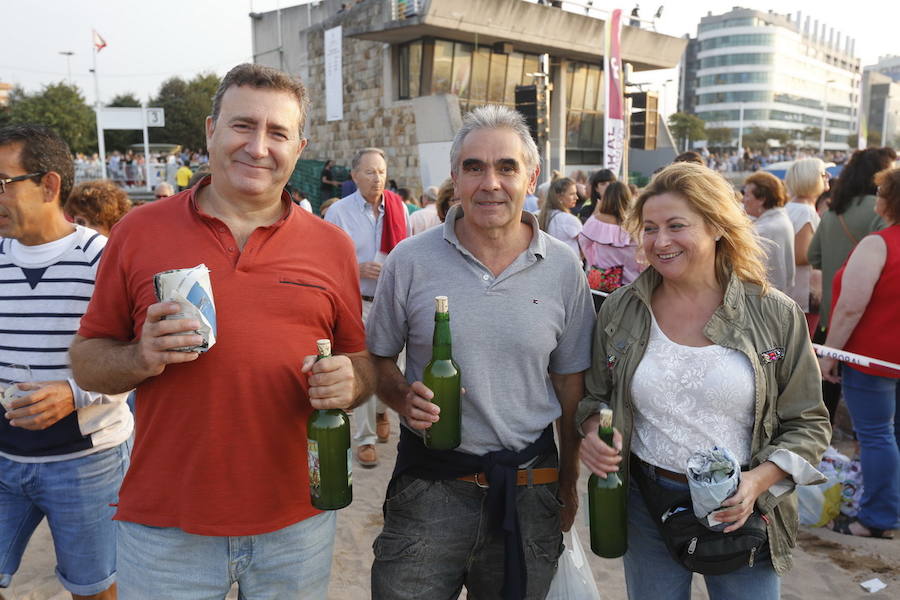 ¿Estuviste en el récord de escanciado simultáneo de 2017? ¡Búscate! (6)