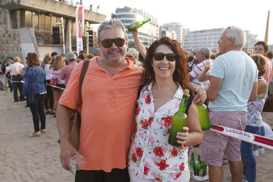 ¿Estuviste en el récord de escanciado simultáneo de 2017? ¡Búscate! (6)