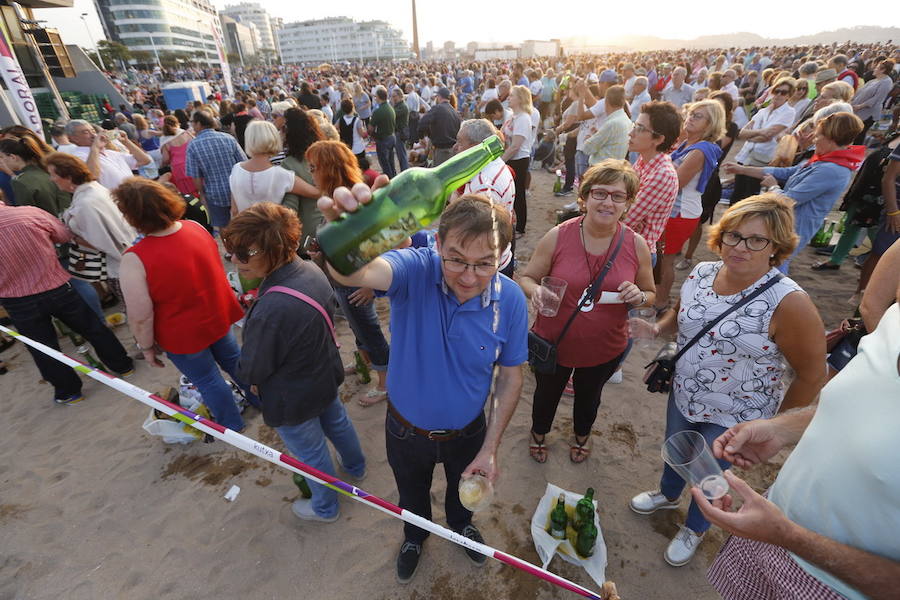 ¿Estuviste en el récord de escanciado simultáneo de 2017? ¡Búscate! (6)