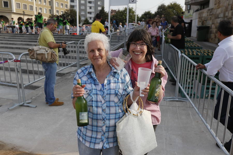 ¿Estuviste en el récord de escanciado simultáneo de 2017? ¡Búscate! (7)