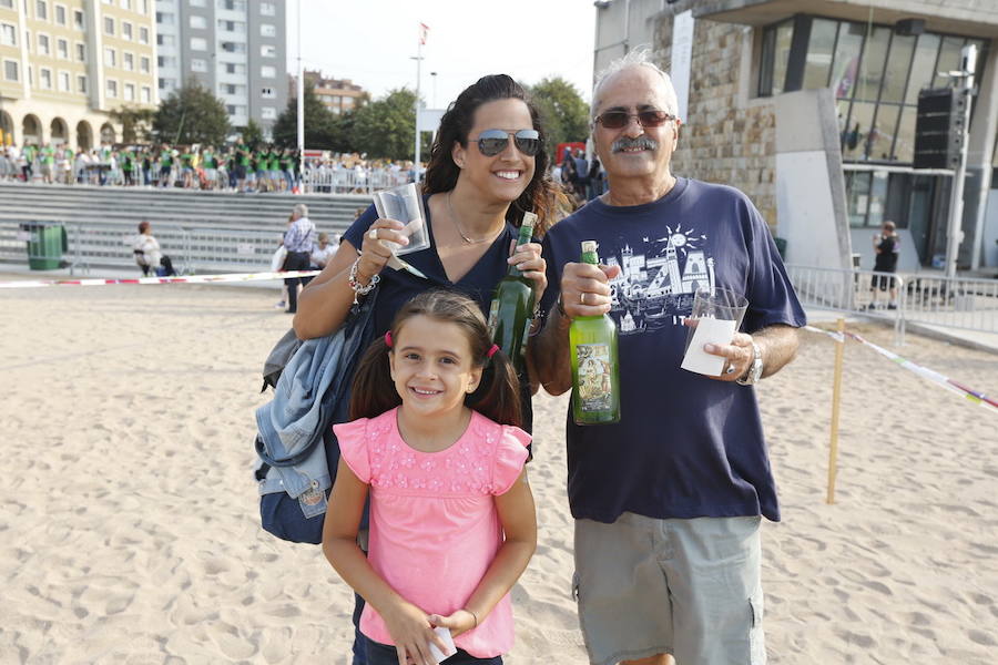 ¿Estuviste en el récord de escanciado simultáneo de 2017? ¡Búscate! (7)