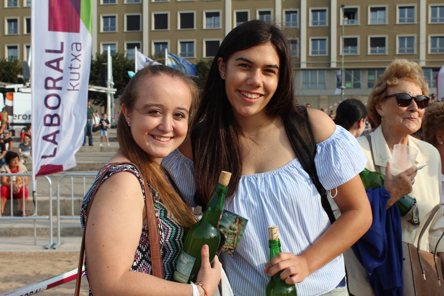 ¿Estuviste en el récord de escanciado simultáneo de 2017? ¡Búscate! (3)