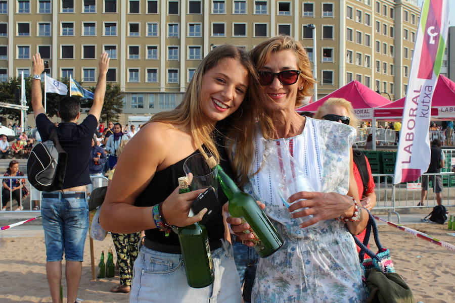 ¿Estuviste en el récord de escanciado simultáneo de 2017? ¡Búscate! (3)